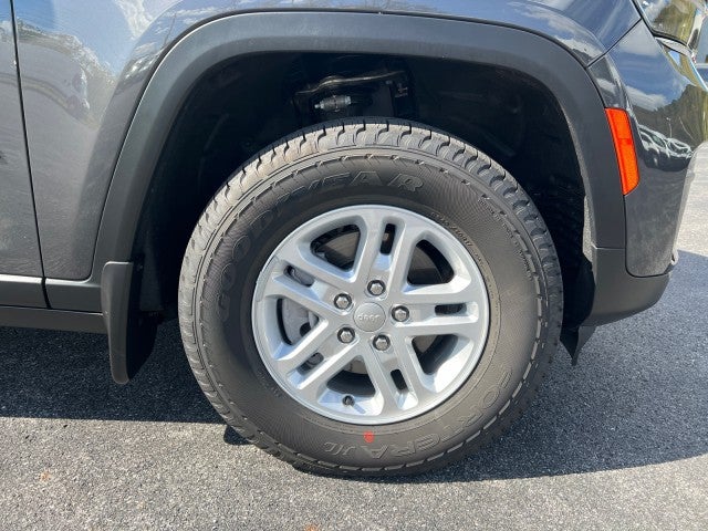 2023 Jeep Grand Cherokee Laredo 4x4